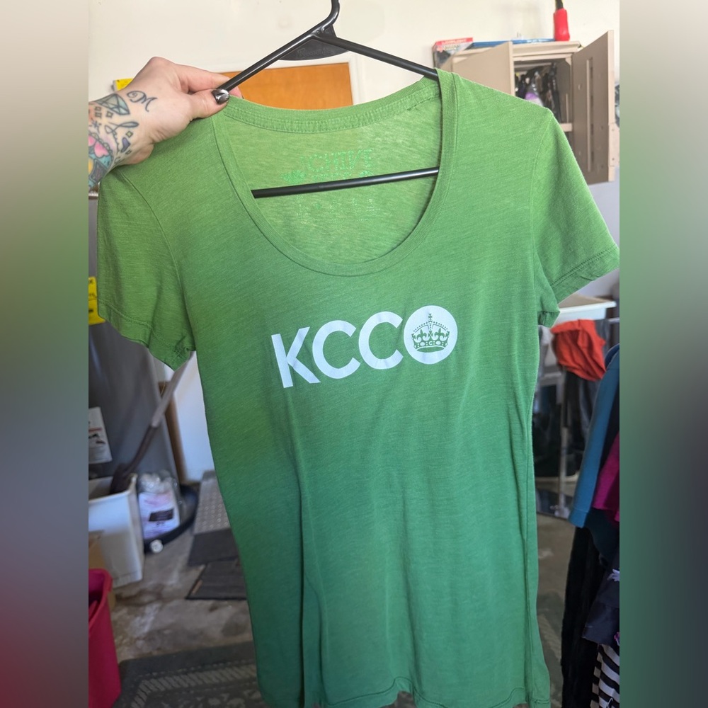 2/$10 y2k vintage KCCO chive shirt